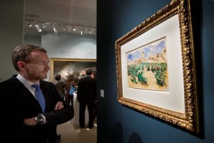 Axel Rueger, Director del Museo Van Gogh de Ámsterdam, contempla Le Moulin D’Alphonse Daudet, de Vincent Van Gogh, en la Galería Dickinson