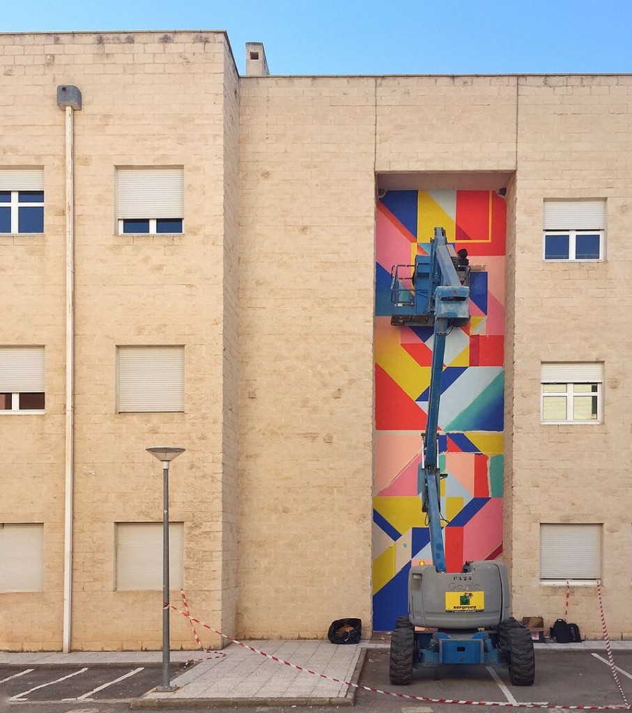 Anna Taratiel interviene los muros de la Facultad de Ciencias Sociales de Teruel con motivo de Tuenti Urban Art Project