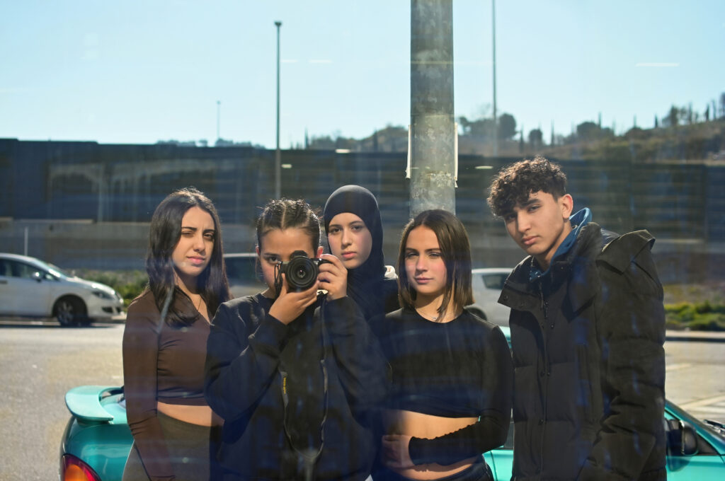 Hajar Ahannouk, Ikhlas Daoudi, Achraf El Idrissi, Ivet Lázaro, Miriam Reyes Autorretrat al barri de Roc Blanc, Terrassa . © A Bao A Qu - Institut Les Aimerigues 