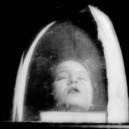 Lee Miller. Tanja Ramm dentro de una campana de cristal (detalle), 1930