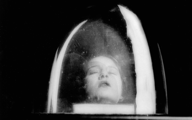 Lee Miller. Tanja Ramm dentro de una campana de cristal (detalle), 1930