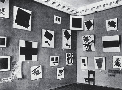 Obras de Malévich en la exposición "0,10", en San Petersburgo, en 1915