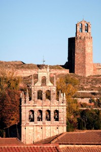 Vista de Ayllón, con La Martina y los restos del castillo al fondo