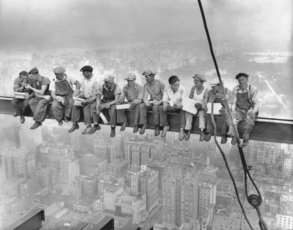 Lewis Hine. Almuerzo en lo alto de un rascacielos, 1932