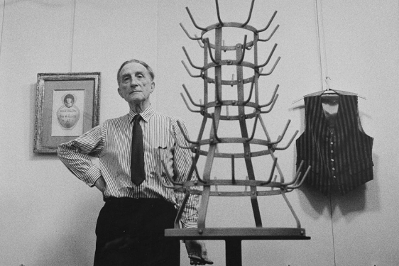 Duchamp junto a su Botellero, en 1964