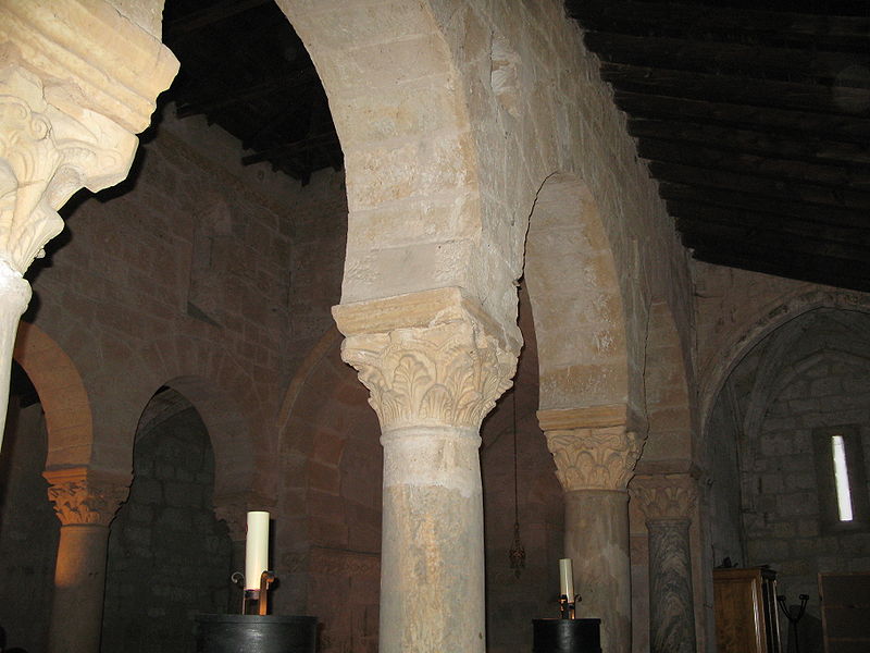 Columnas que separan las tres naves de San Juan de Baños