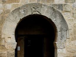 Arco de herradura sobre el dintel de entrada a San Juan de Baños
