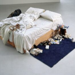 My bed: espectáculo y biografía de Tracey Emin en una cama