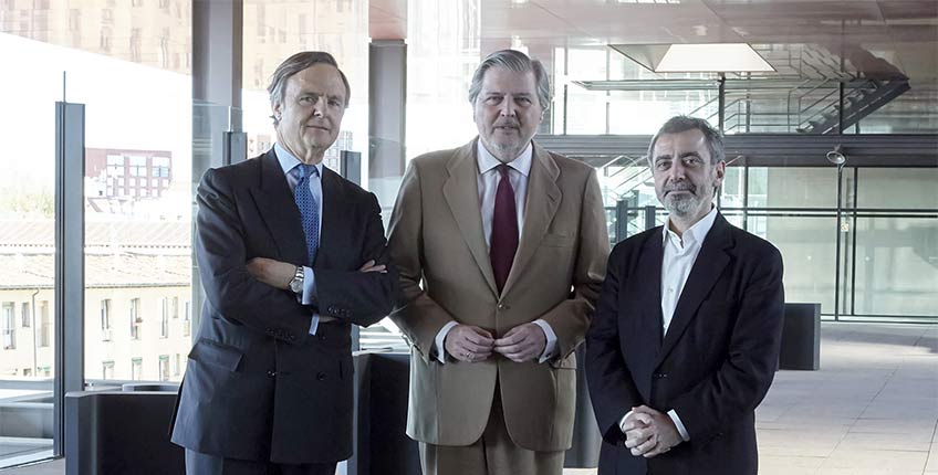 Ricardo Martí Fluxa, nuevo presidente del Real Patronato del Museo Reina Sofía. En la foto con el ministro Íñigo Méndez de Vigo y Manuel Borja Villel