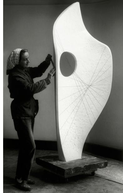 La escultora británica Barbara Hepworht