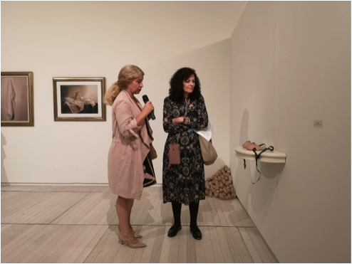"Voilà la Femme. XXV Aniversario". Isabel Alonso explicando sus obras durante una visita guiada.