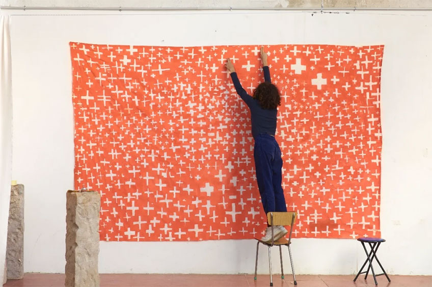 Clara Cebrián. Instalación textil para el programa Displaced en Hybrid Art Fair 2022