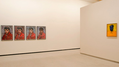 Vista del espacio que confronta la obra de Warhol (Mao) y la de Haring (Elvis Presley)