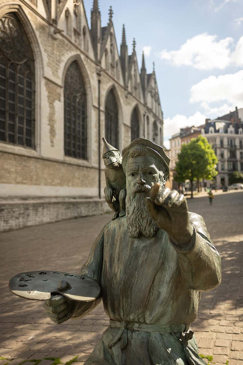 Escultura dedicada a Bruegel en el exterior de la iglesia de Nuestra Señora de la Capilla, Bruselas. Foto: Andrés Valentín-Gamazo