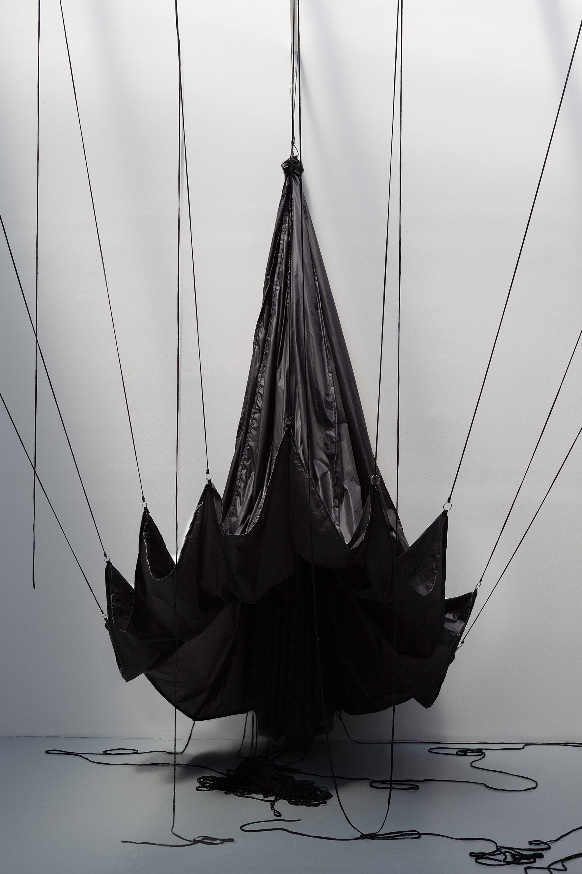 Elena Rocabert. Lilium Black, 2023. Modelo: Ana Rujas