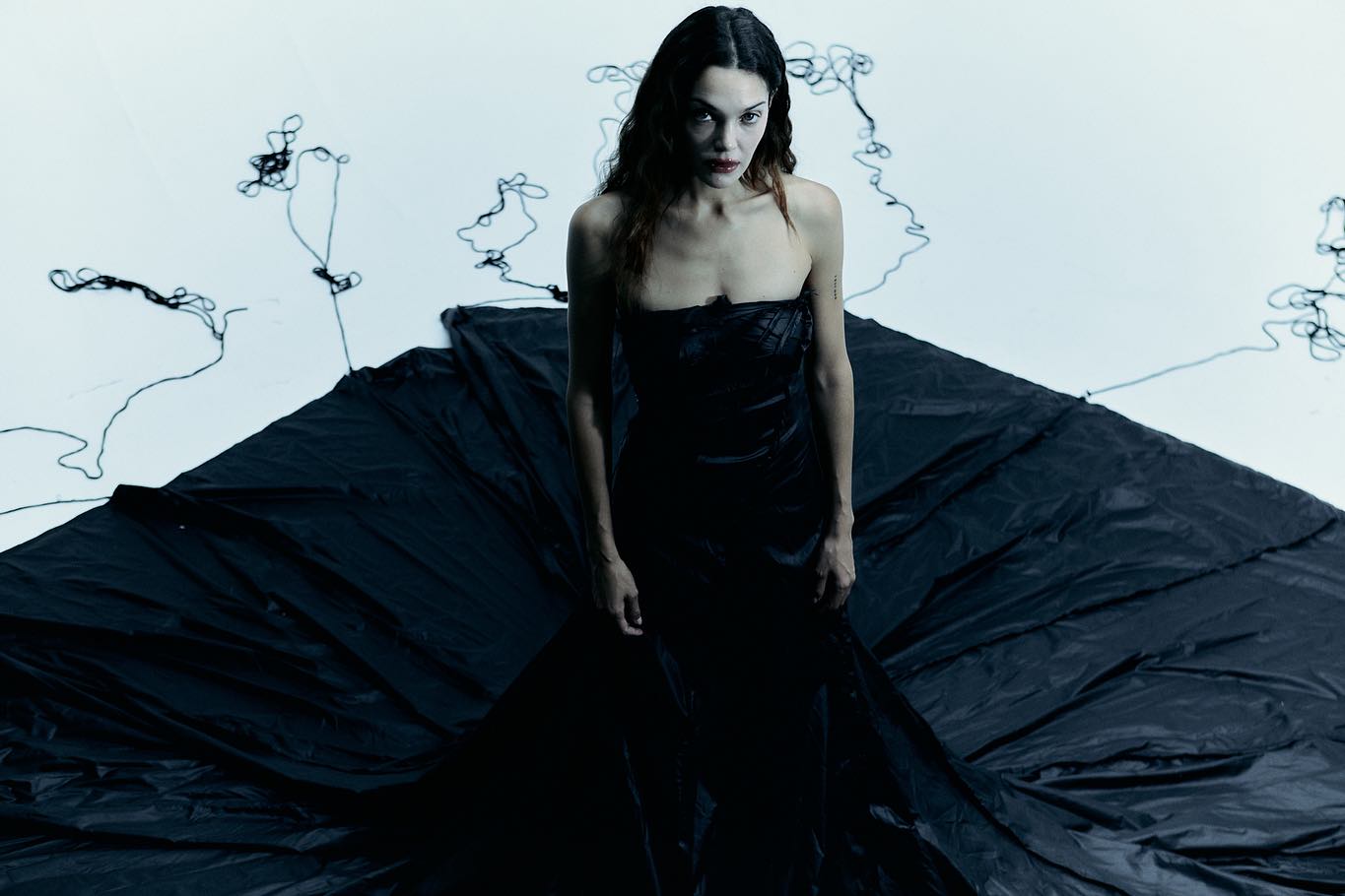 Elena Rocabert. Lilium Black, 2023. Modelo: Ana Rujas