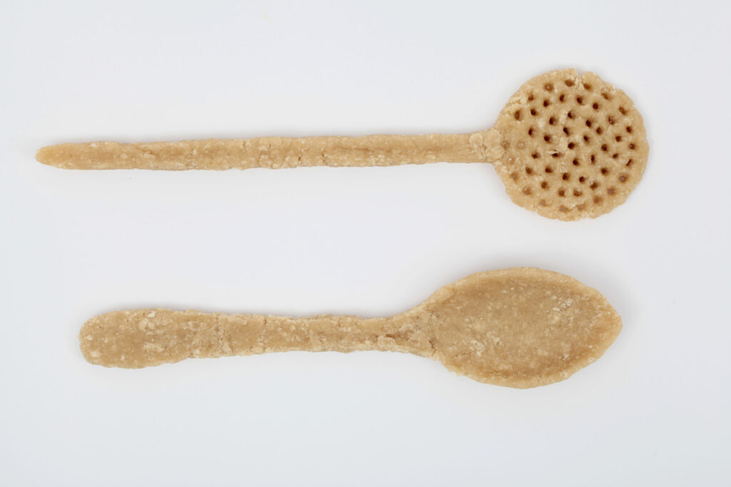 Helena Laguna Bastante. Cucharas de pan, 2022. Serie Hacer migas. Un ensayo sobre memoria, pérdida y lenguaje