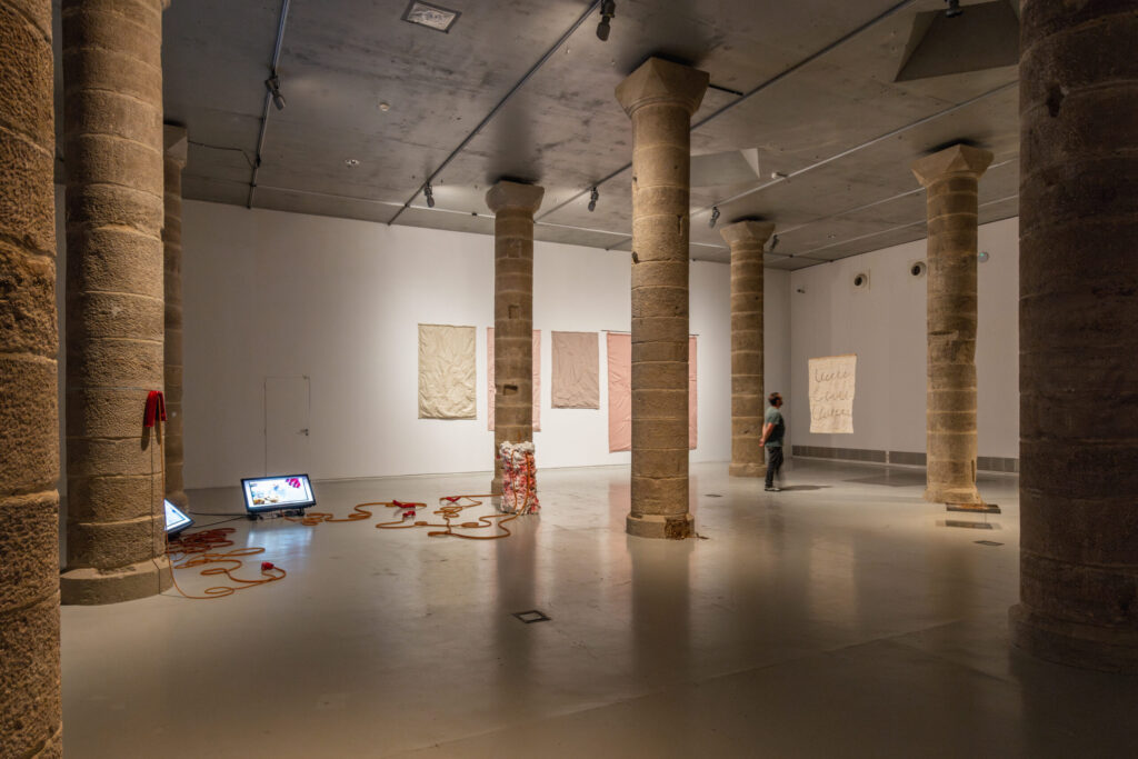 Helena Segura en "Només si fa olor de terra". Centro de Arte La Panera, Lleida, 2024