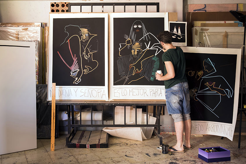 Ignacio Lobera en su taller durante la Residencia artística Jardin Rouge. Montresso Art Foundation