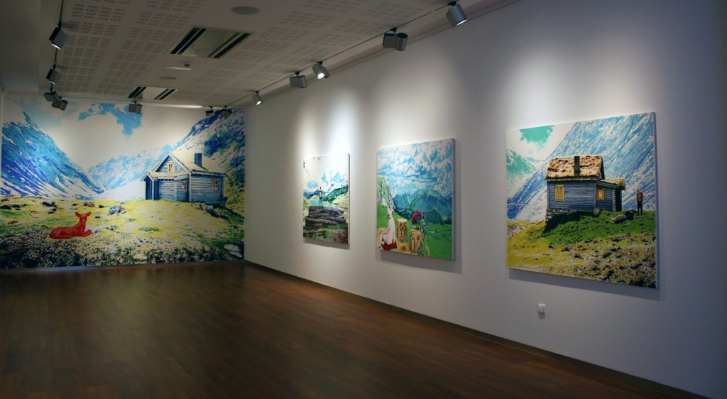 Vista de la exposición “Líneas onduladas para el agua y festones para las nubes” en la sala CUC de Antequera (Málaga). Al fondo se ve el mural El ciervo rojo, 2014