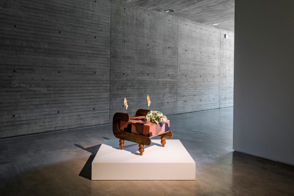 Raquel Algaba. Emerger de una flor no ofrece mejores vistas, 2025