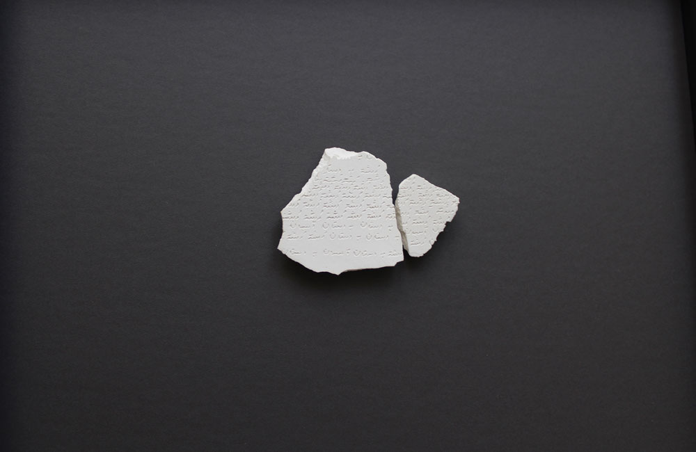 Shirin Salehi. 20-Fragmentos de una tablilla en porcelana blanca, 2018 Inscripciones en farsi del poema Vuelta de paseo de Federico García Lorca