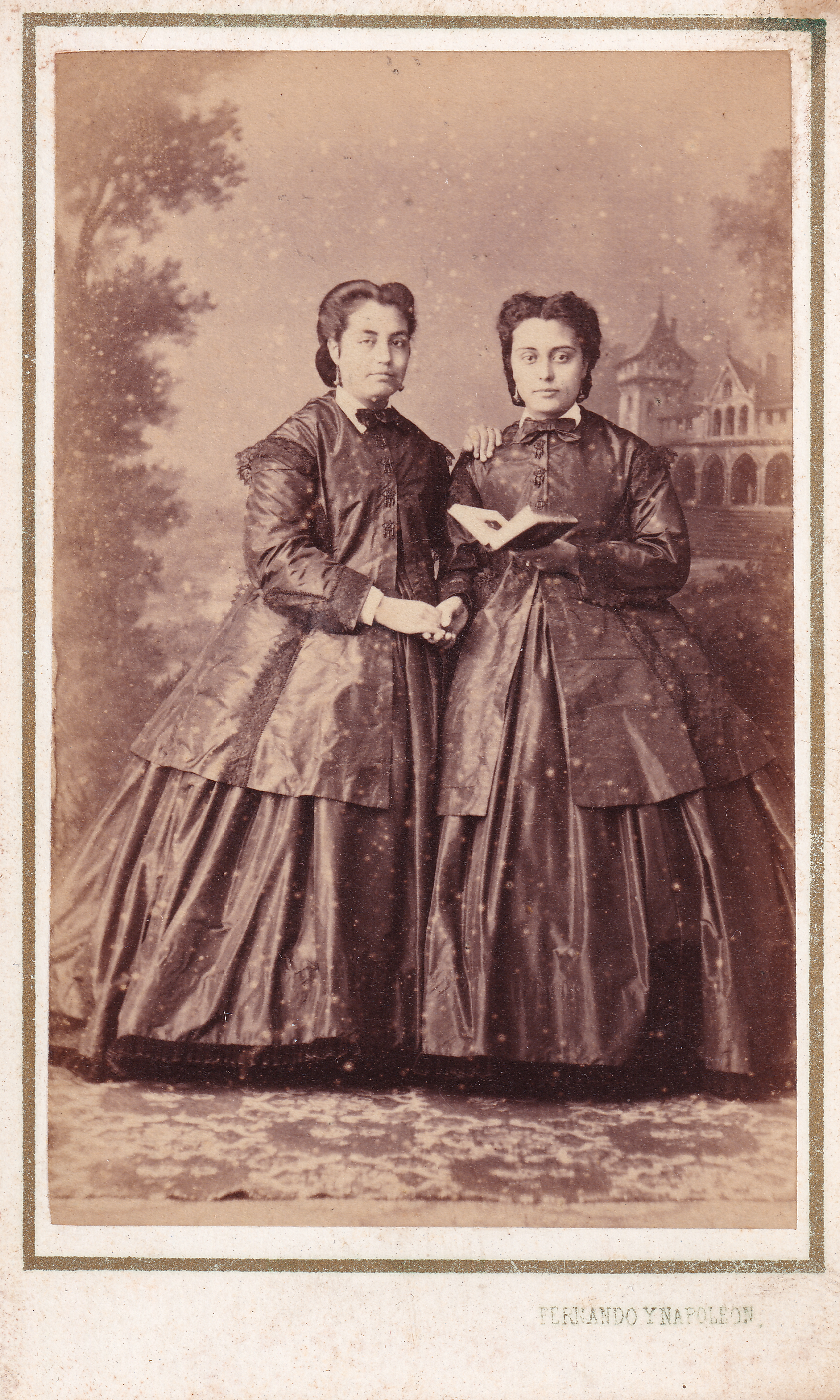 Estudio de M. Fernando y Anaïs Napoleon. Dos mujeres posando con un álbum, hacia 1860. Colección Stéphany Onfray