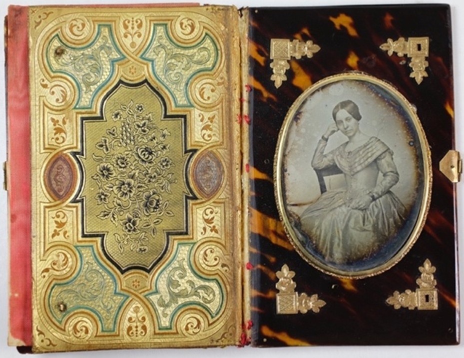 Estudio desconocido. Carnet de baile con retrato de dama, hacia 1855. Colección Jordi Barón Rubí