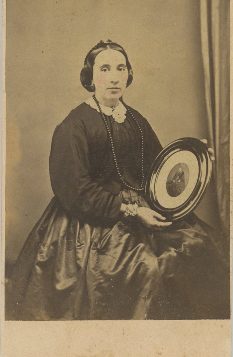 Estudio de Andrey y Soriano. Mujer posando con un retrato, hacia 1860. Museo Nacional del Romanticismo