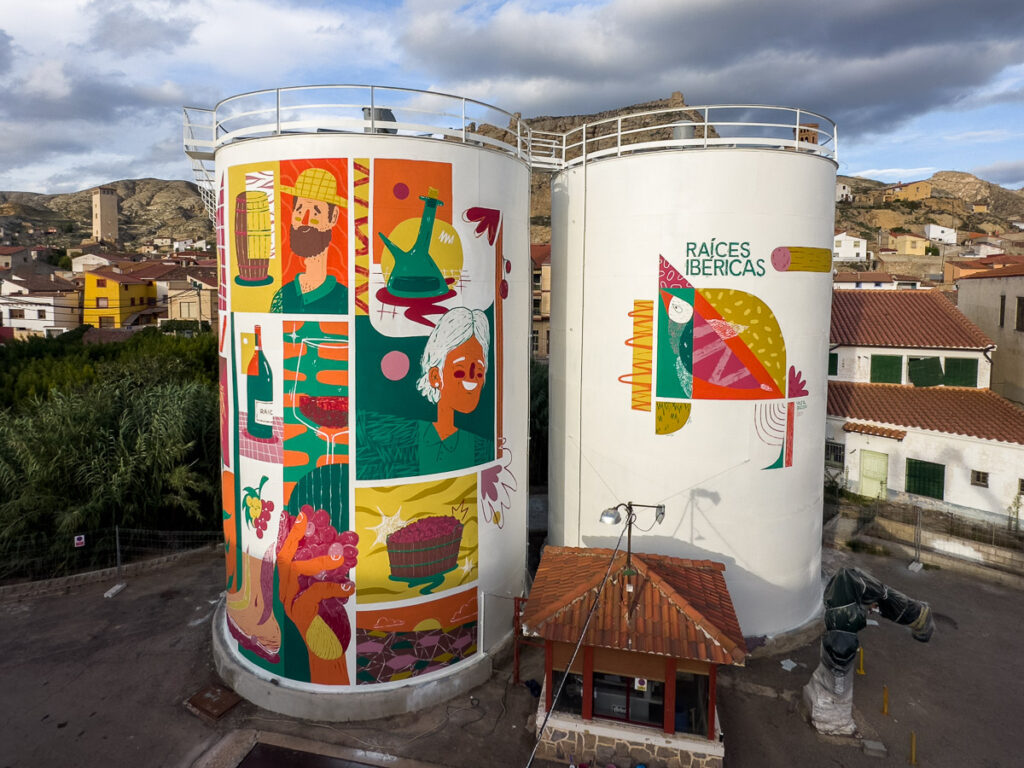 Vera Galindo. Raíces del vino. Mural en la Bodega Raíces Ibéricas Maluenda, Calatayud, Zaragoza, 2024