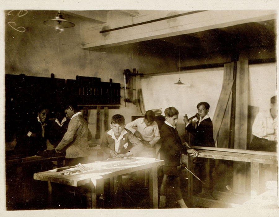 Alumnos del Instituto-Escuela trabajando en el taller de carpintería en la sede de Miguel Ángel 8, hacia 1925. Residencia de Estudiantes, Madrid
