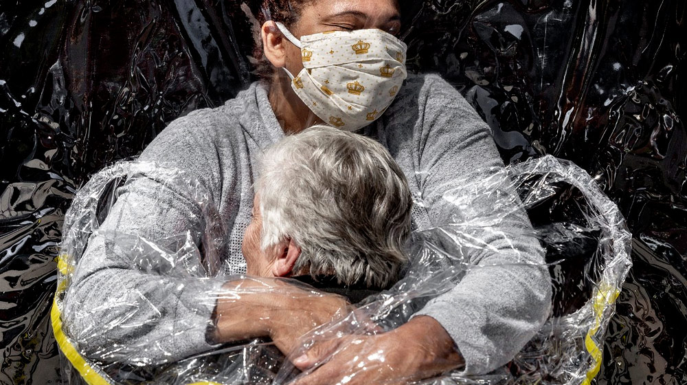 Mads Nissen. The First Embrace. Politiken/Panos Pictures