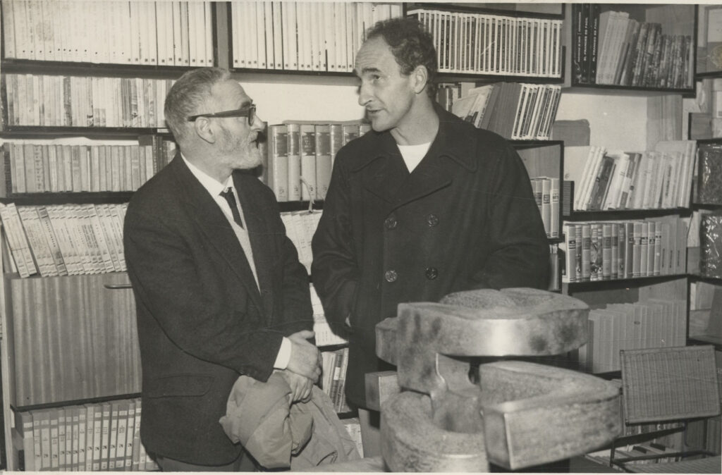 Fundación Bancaja. Oteiza y Chillida en la librería galería Espelunca en San Sebastián, 1965.