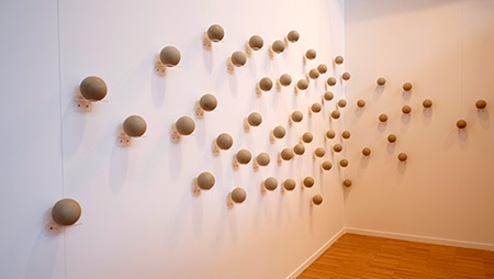 Liliana Zapata  Sono. Instalación interactiva formada por 60 esferas sonoras. Foto: masdearte.com