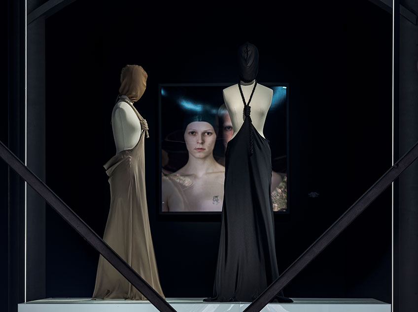 David Delfín. Vestido realizado con vendas sanitarias y vestidos Magritte. Todos colección Coeur des miracles. Foto Guillermo Gumiel