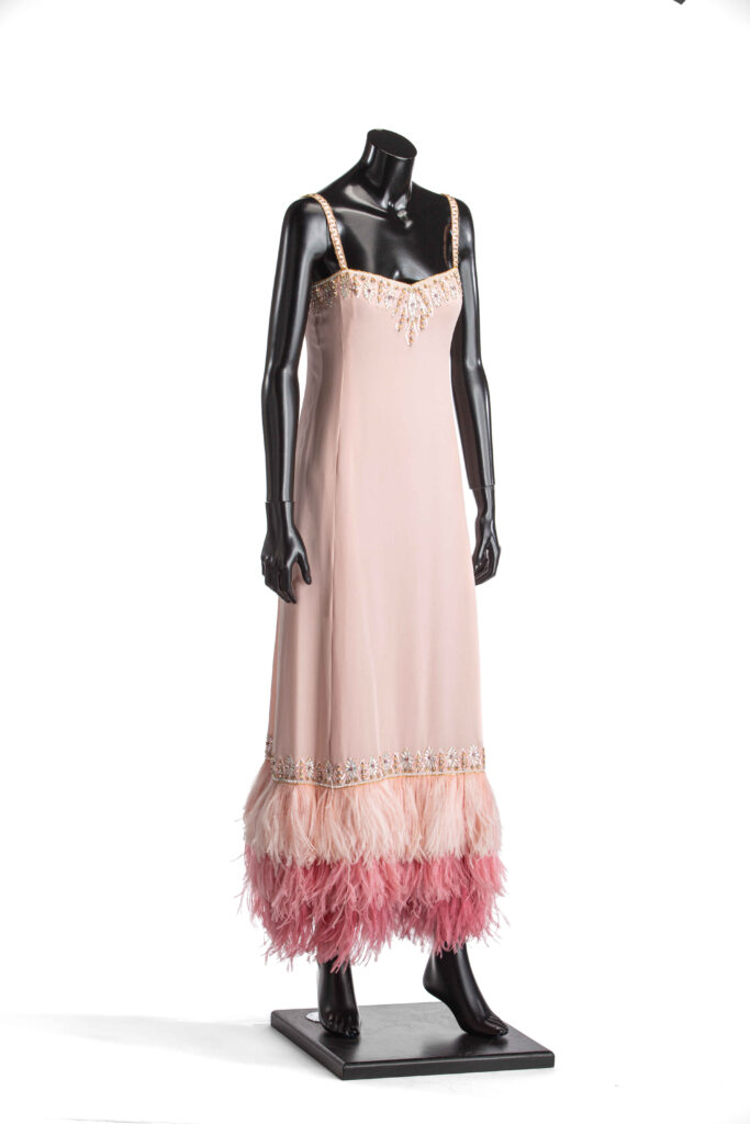 Óscar de la Renta para Balmain. Vestido largo en crespón de seda rosa palo, con tirantes y escote recto, con decoración de pedrería bordada y pluma