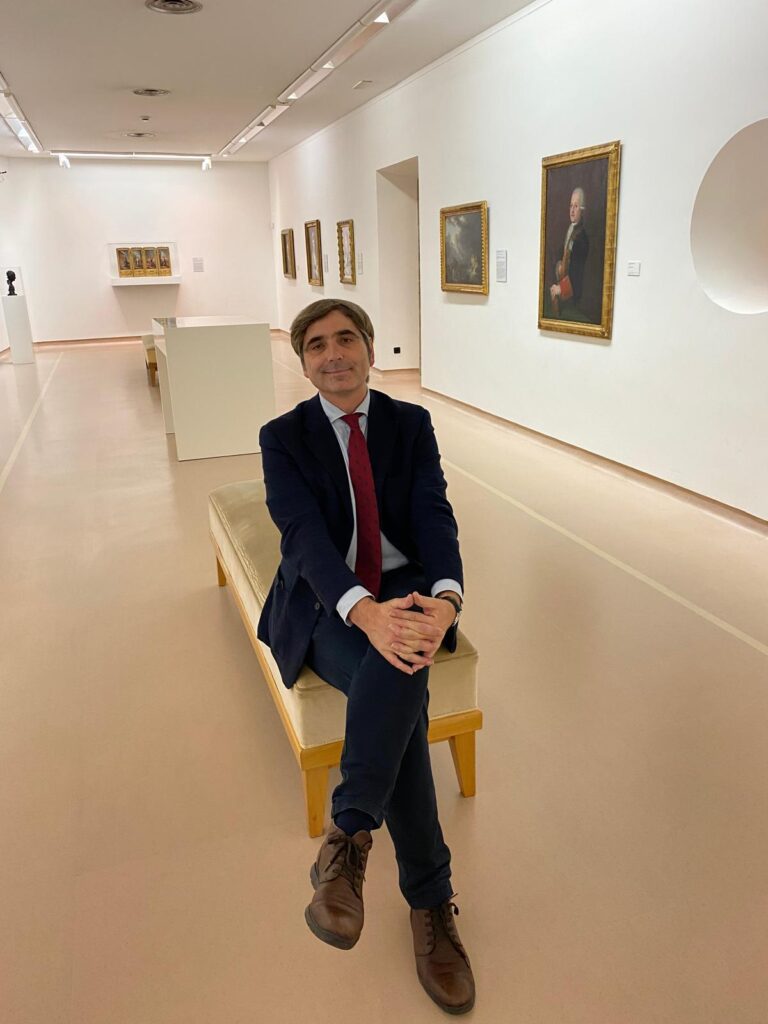 Alfonso Palacio, nuevo Director Adjunto de Conservación e Investigación del Museo Nacional del Prado, en las salas del Museo de Bellas Artes de Asturias