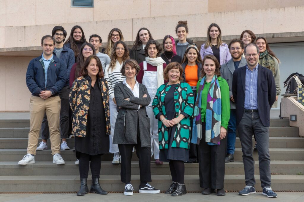 Maribel López junto a alumnos del Máster en Estudios de Comisariado del Museo Universidad de Navarra