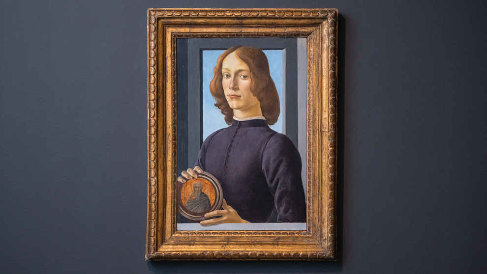 Botticelli. Retrato de un hombre joven sosteniendo un medallón, hacia 1480