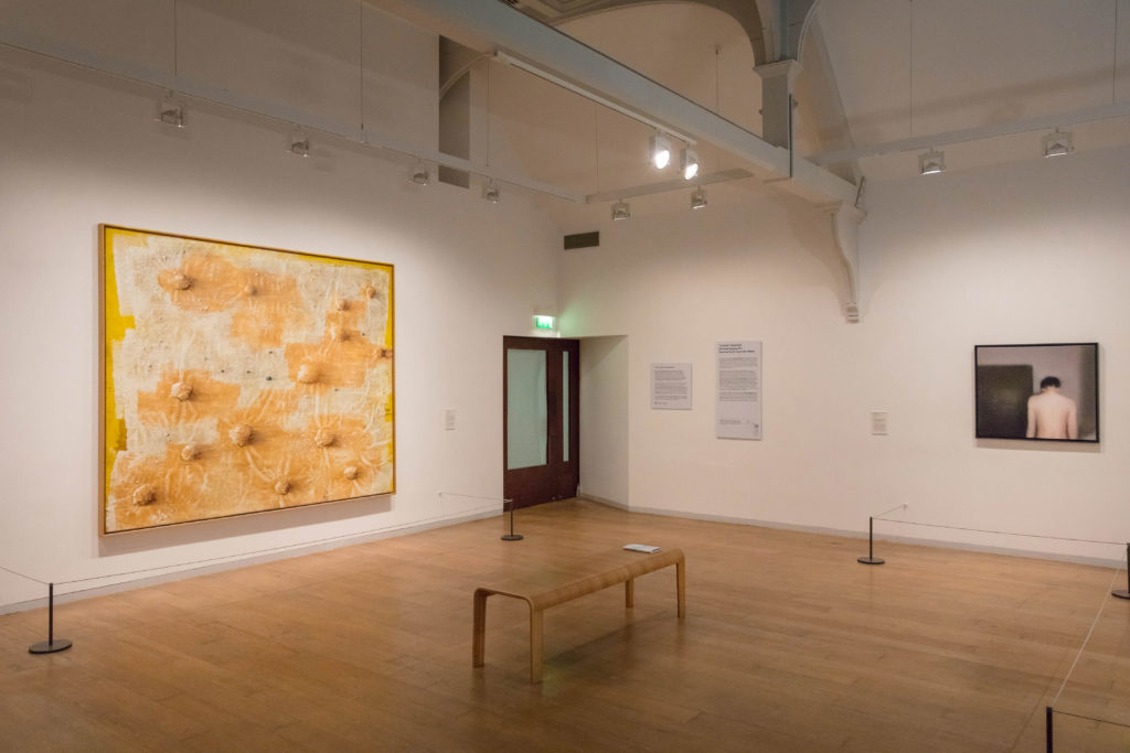 Vista de la exposición "Colección ”la Caixa” de Arte Contemporáneo. Selección de Enrique Vila-Matas" en la Whitechapel Gallery