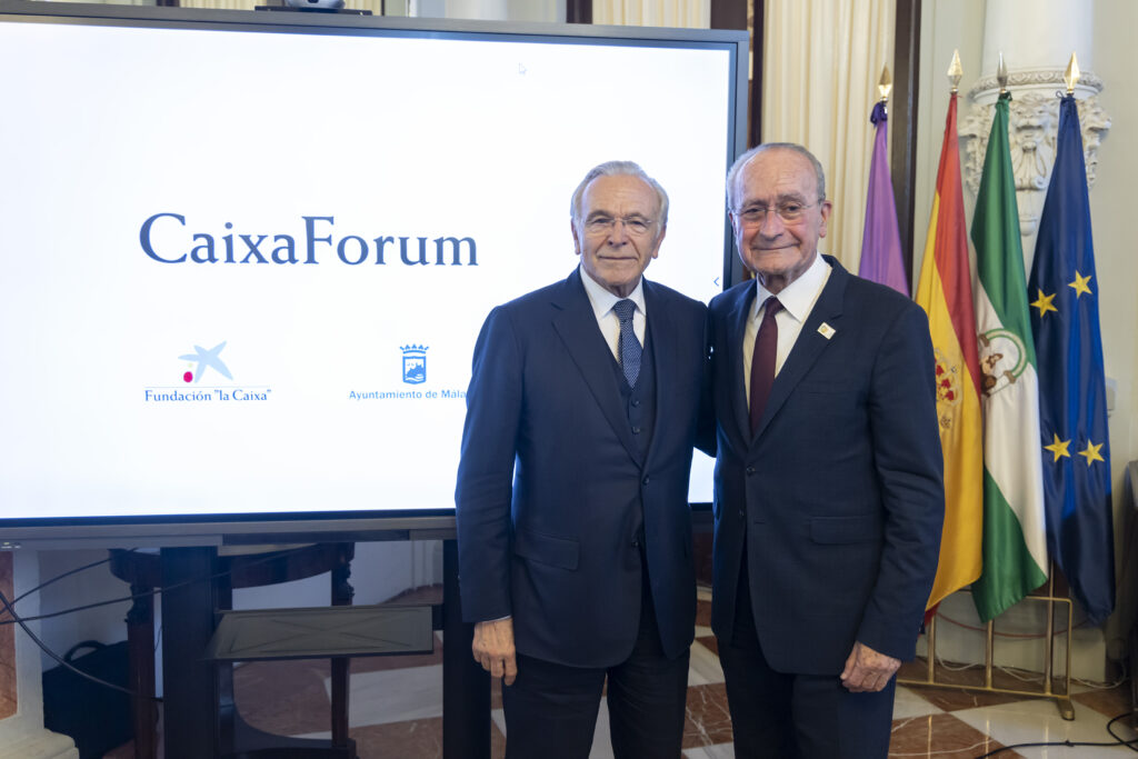 El presidente de la Fundación”la Caixa”, Isidro Fainé, y el alcalde de Málaga, Francisco de la Torre, han firmado un acuerdo para establecer un nuevo centro cultural CaixaForum en Málaga