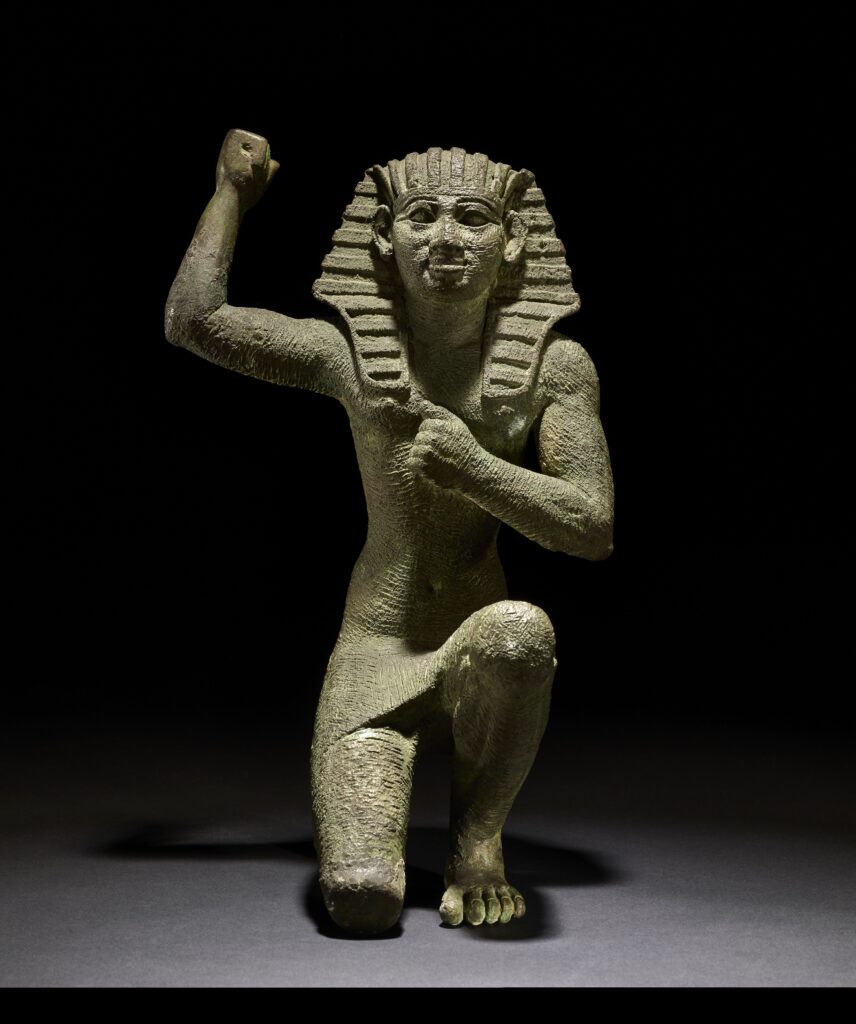 Estatuilla en actitud de júbilo. Bronce. c. 664-332 a. C. Egipto © Trustees of the British Museum