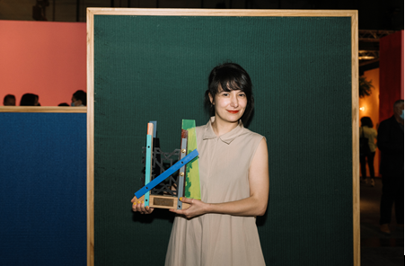 Julia Huete recibe el V Premio Cervezas Alhambra de Arte Emergente
