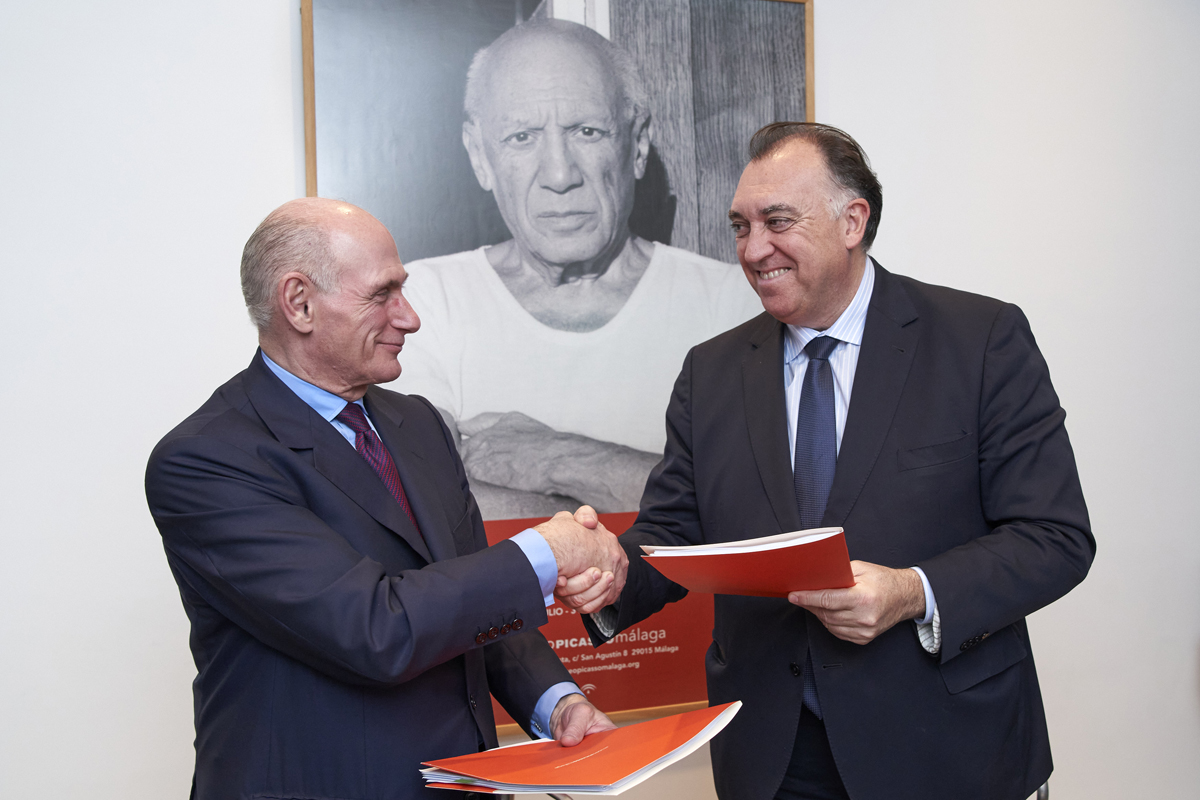 Bernard Ruiz-Picasso y Arturo Bernal, tras la firma de la cesión temporal. Fotografía: © Museo Picasso Málaga