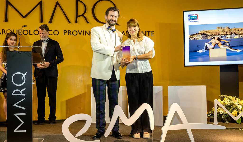 Katerina Gregos, directora artística de EMΣT, recibe el premio