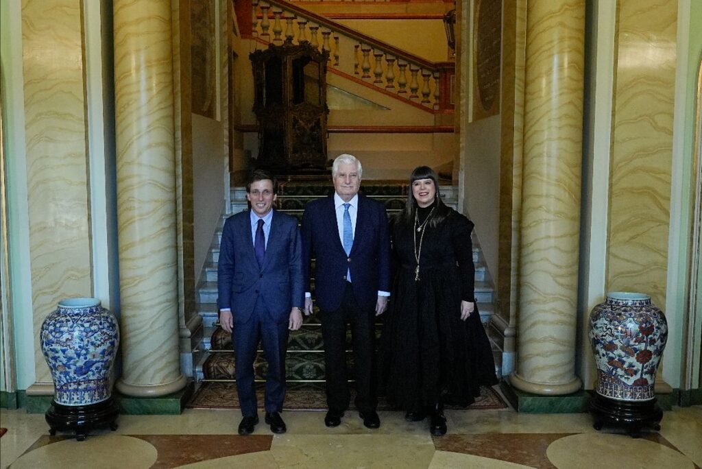 José Luis Martínez-Almeida, alcalde de Madrid; Carlos Fitz-James Stuart, duque de Alba; Joana Vasconcelos, artista.Fotografía: Alejandro Olea Pedrera / Ayuntamiento de Madrid