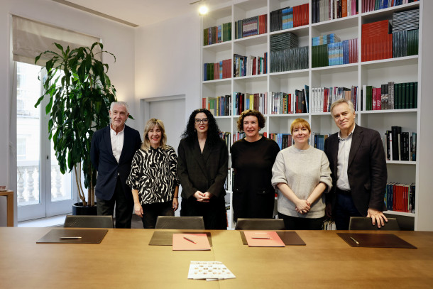 Evelio Acevedo, director gerente del Museo Nacional Thyssen-Bornemisza; María Vallina, artista asturiana; Vanessa Gutiérrez, consejera de Cultura, Política Llingüística y Deporte; Mónica Cofiño, artista asturiana; Semíramis González, directora de LABoral Centro de Arte y Creación Industrial, y Guillermo Solana, director artístico del Museo Nacional Thyssen-Bornemisza