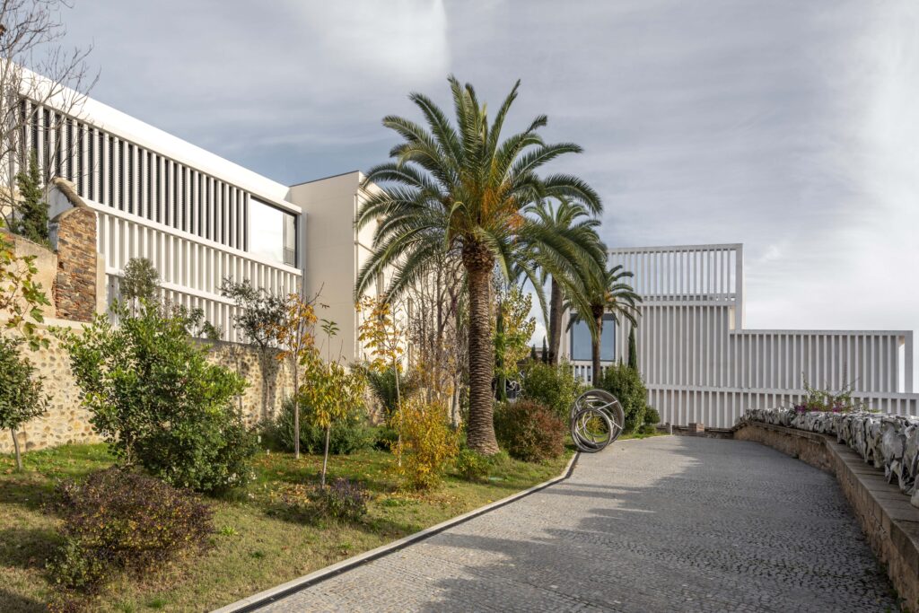 Vista exterior del Museo Helga de Alvear. Foto: Luis Asín / Museo Helga de Alvear