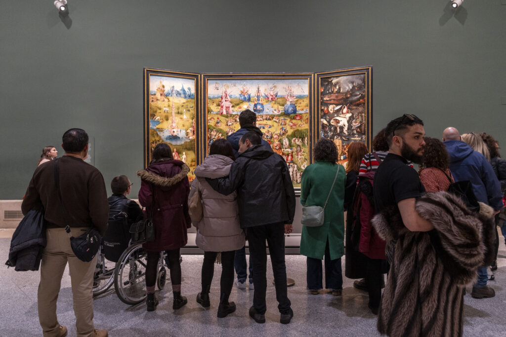 Visitantes en la sala de El Bosco. Fotografía: © Museo Nacional del Prado