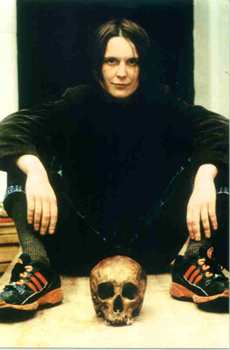 Sarah Lucas, Autorretrato con calavera, 1997